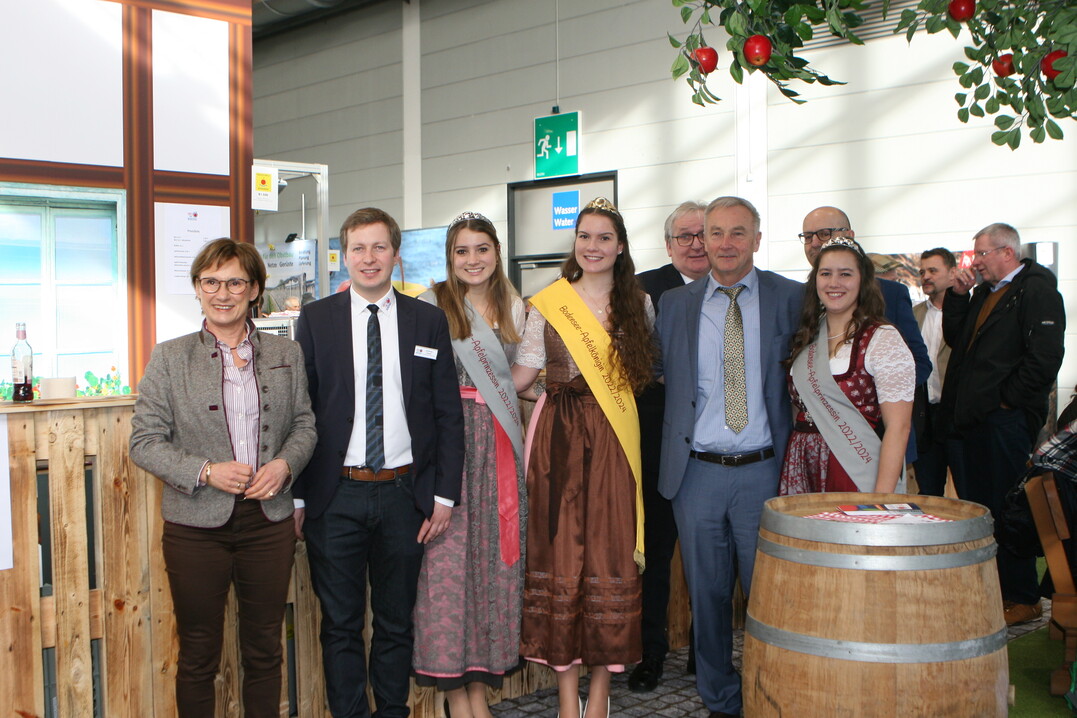 Stopp beim Messerundgang am Stand der Obstregion Bodensee.