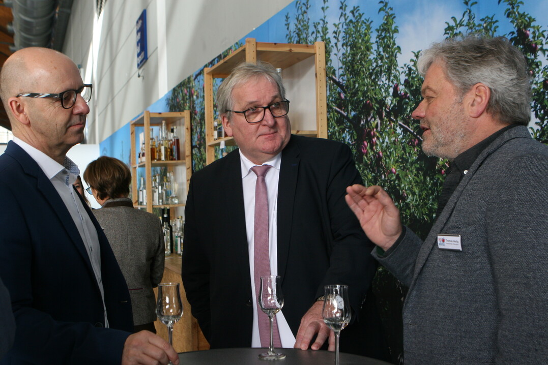 Im Austausch mit den Regionsvorsitzenden Erich R�hrenbach (l.)� und Thomas Heilig (r.): Jens Stechmann, Vorsitzender der Bundesfachgruppe Obstbau.