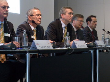  Positive Zukunftsaussichten bescheinigten die Macher der EuroTier den Milchvieh- und Schweinehaltern hierzulande (v.l.n.r.): Friedrich Rach, DLG-Pressereferent, Dr. Karl Schl�sser, DLG-Projektleiter EuroTier, Dr. Reinhard Grandke, DLG-Hauptgesch�ftsf�hrer, Dr. Hans-Joachim G�tz, Pr�sident des Bundesverbandes praktizierender Tier�rzte und Thorsten Herdan, Gesch�ftsf�hrer des Verbands Deutscher Maschinen und Anlagenbau. �Foto: Ast