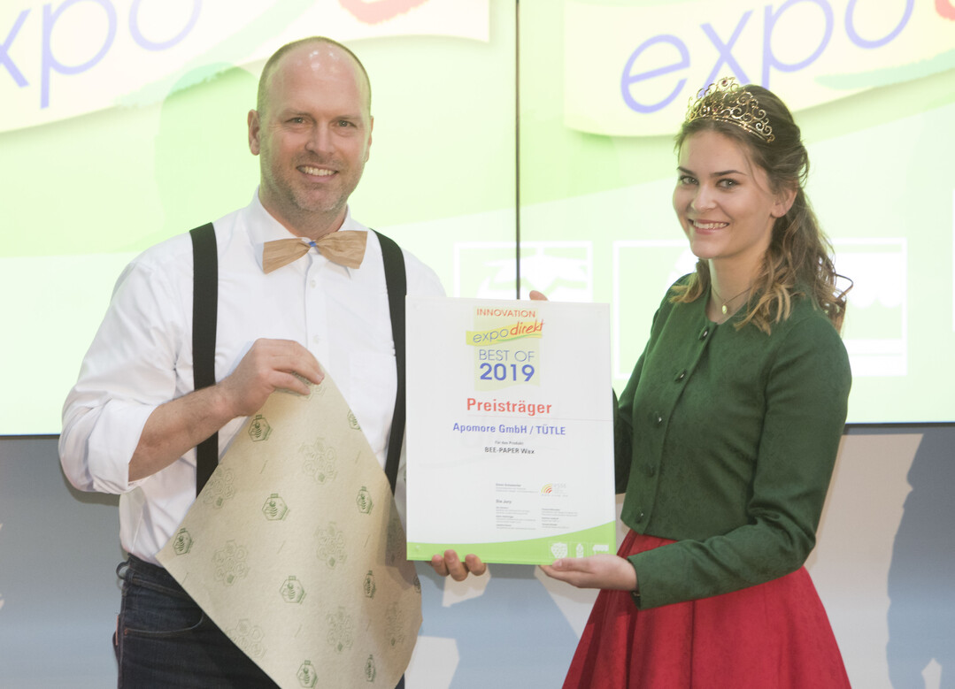F�r das mit Bienenwachs beschichtete Papier �Bee Paper Wax� �berreichte Erdbeerk�nigin Anne Obrecht einen Innovation Award an Daniel Birkhofer von der Apomore GmbH.