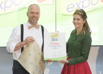 F�r das mit Bienenwachs beschichtete Papier �Bee Paper Wax� �berreichte Erdbeerk�nigin Anne Obrecht einen Innovation Award an Daniel Birkhofer von der Apomore GmbH.