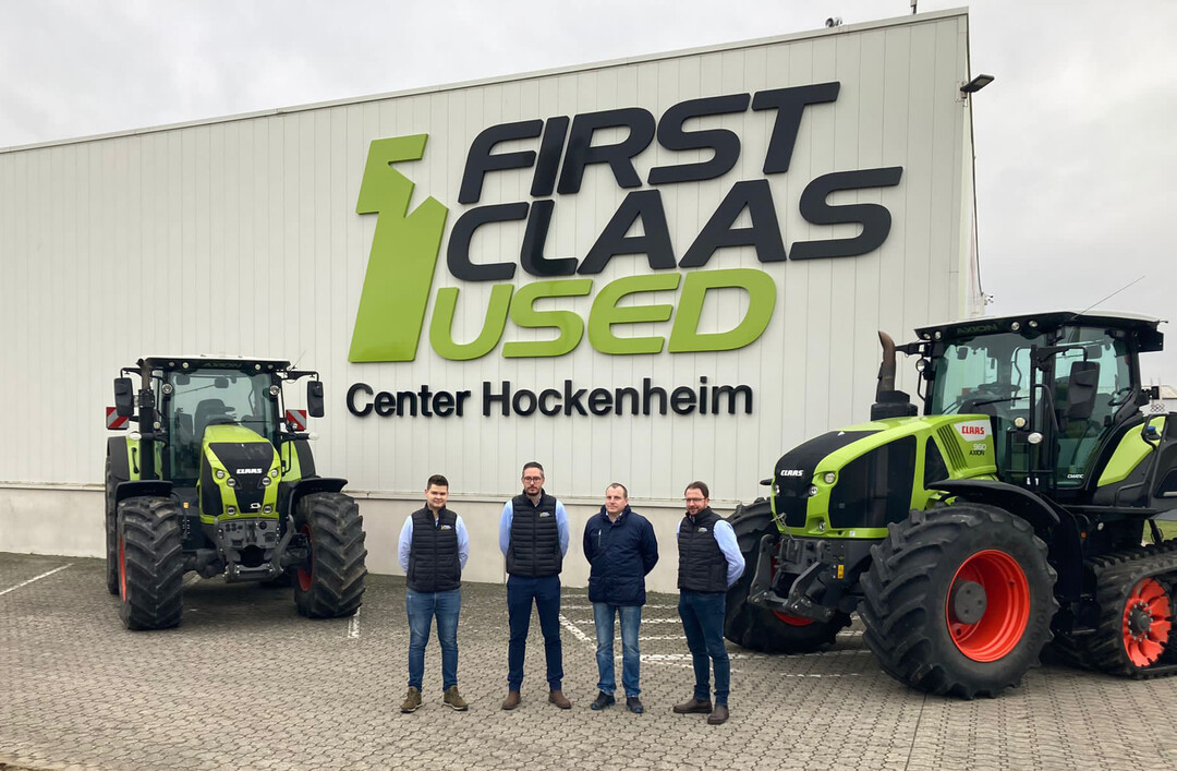 V. l.n.r.: Nils Schulze-Varnholt (Verk�ufer FCU Center Molbergen), Thomas M�ller (Head of FCU Center Molbergen), Sascha Mohr (Head of FCU Center Hockenheim), Torsten Prael (Head of Used Machinery Business Germany).