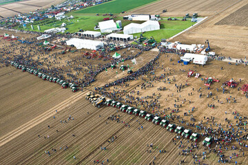 Er�ffnung des Fendt Feldtages Wadenbrunn mit der ber�hmten Traktorenparade.