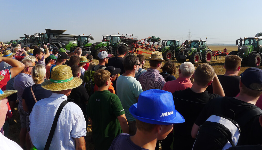 Mehrere zehntausend Besucher wollten sich die Maschinenparade beim Fendt-Feldtag in Wadenbrunn am 23. August nicht entgehen lassen.