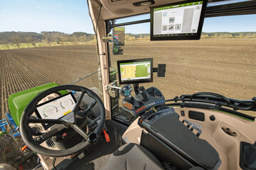 Der Fendt 300 Vario Profi+ (ehemals ProfiPlus) verf�gt serienm��ig �ber Fendt Guide (ehemals VarioGuide).