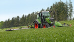 Die Baureihe Fendt 300 Vario erhält mit dem neuen Topmodell Fendt 314 Vario noch mehr Leistungsfähigkeit durch das neuartige Mehrleistungskonzept DynamicPerformance (DP). Erstmalig bekommt die 300er Baureihe das 12“ Terminal, auf dem sämtliche Assistenzsysteme wie Fendt Guide Contour Assistant, SectionControl und VariableRateControl verfügbar sind. So gibt es den neuen Fendt 314 Vario erstmals mit der neuen Bedienphilosophie FendtONE und deutlich mehr Anzeigefläche.