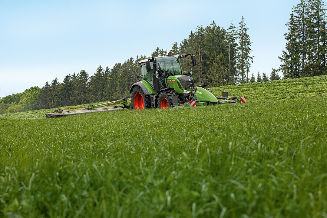 Im Traktorenbereich kommt mit dem 314 Vario ein neues Topmodell f�r die Baureihe, das �ber das neuartige Mehrleistungskonzept DynamicPerformance verf�gt.