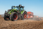 Neben der auf der Agritechnica vorgestellten Profi+ Version des Fendt 700 Vario, ist FendtONE nun auch in den Versionen Power, Power+ und Profi erhältlich. Dazu gehört auch die auf der Agritechnica vorgestellte Armlehne samt neuem Multifunktions-Joystick und frei belegbaren Tasten.