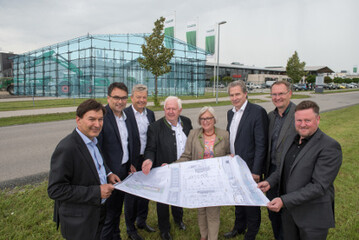 Fendt erweitert sein Besucherzentrum (v.l.n.r.): Michael Gschwender (Gesch�ftsf�hrer Finanzen und EDV Fendt), Roland Schmidt (Vice President Fendt Marketing), Dr. Heribert Reiter (Gesch�ftsf�hrer Forschung und Entwicklung Fendt ), Peter-Josef Paffen (Vorsitzender der Gesch�ftsf�hrung Fendt), Zita Frey (Architektin Obel-Architekten GmbH), Ekkehart Gl�ser (Gesch�ftsf�hrer Produktion Fendt), Bernd Gro�mann (Leiter Hochbau Ernst H�bel GmbH) und Werner H�bel (Gesch�ftsf�hrer Ernst H�bel GmbH).