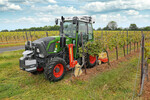 Unkrautbekämpfung im Unterstockbereich im Weinbau wieder mehr an Bedeutung. Gemeinsam mit der Braun Maschinenbau GmbH stellt Fendt ein einzigartiges Gesamtsystem vor, das die Steuerung der Traktor-Gerätekombination fast in Gänze übernimmt. Die volle Funktionalität der Kombination ist exklusiv mit einem Fendt 200 Vario möglich, da nur dieser über das System automatisch gelenkt werden kann. Das Fahren komplexer Gerätekombinationen wird so enorm vereinfacht und die mechanische Unkrautbekämpfung deutlich attraktiver. Basis des gesamten Systems ist ein Fendt 200 V/F Vario, an dem ein Braun Zwischenachsrahmen mit beidseitiger Senkrechtaushebung und unterschiedlichen Arbeitsgeräten angebracht ist. Im Heck arbeitet ein Mulcher, ebenfalls aus dem Hause Braun. Für die Erfassung und Weitergabe der für die Steuerung notwendigen Informationen ist das Braun VPA-System (Vineyard Pilot Assitant) zuständig. Das System besteht aus einem Laser, einem Gyroskop, der VPA-Steuereinheit und einem Terminal. Der Laser detektiert die Umgebung und erfasst dabei unter anderem die Bodenkontur, Rebstöcke und Pfähle. Das sogenannte Gyroskop, ein rasch rotierender Kreisel, der sich in einem beweglichen Lager dreht, nimmt die 3D-Position des Traktors auf. Die Informationen des VPA-Systems werden über die ISOBUS-Schnittstelle an den Fendt 200 V/F Vario übertragen. Der Traktor führt die Lenkbefehle aus und fährt so automatisch genau in der Mitte der Rebzeile.