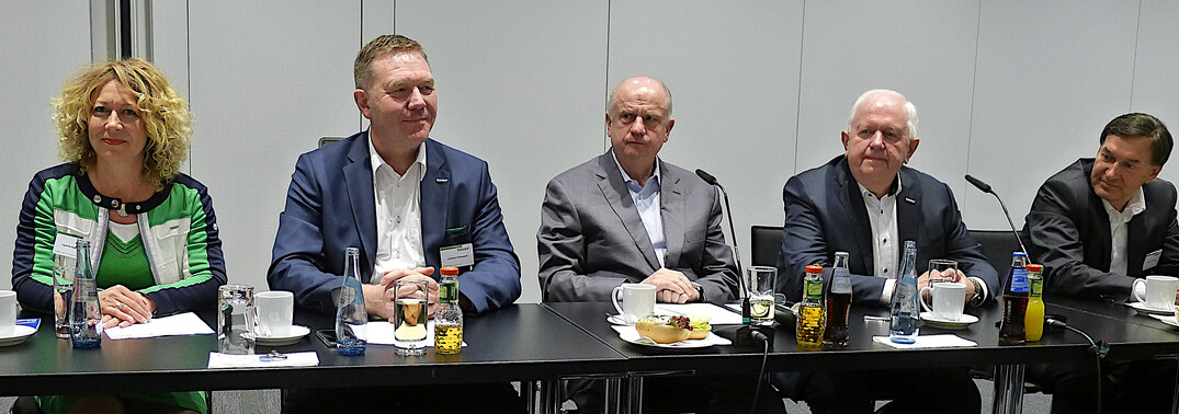 AGCO-Chef Martin Richenhaben (3.v.l.) gibt die zum Jahreswechsel anstehenden Veränderungen in der Fendt-Geschäftsführung bekannt: Nachfolger von Peter-Josef Paffen (2.v.r.) wird Christoph Gröblinghoff (2.v.l.); auf Michael Gschwender (r.) folgt Ingrid Bußjäger-Martin.