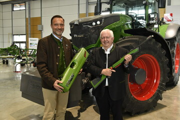 "Sauer hat es dabei perfekt verstanden, die markanten Design-Features unseres 14 Tonnen schweren und �ber 500 PS starken `Flaggschiffs` in die nicht einmal 3,5 Kilogramm leichte S 404 zu �bersetzen�, schw�rmt Peter-Josef Paffen, Vorsitzender der AGCO/Fendt Gesch�ftsf�hrung und selbst passionierter J�ger (rechts). Sauer-Gesch�ftsf�hrer Matthias Klotz (links) erg�nzt: �Uns war klar, dass wir mit diesem Vorhaben absolutes Neuland betreten. Aber st�rker als alle Zweifel war unser Antrieb, zu zeigen, dass wir bei Sauer Dinge realisieren k�nnen, �ber die andere wahrscheinlich noch nicht einmal nachgedacht haben."