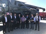 Gruppenbild mit Mähdrescher (v. l.): Rudolf Setzer (Werkbeauftragter Fendt Erntetechnik für die Region Ostbayern und Sachsen), Marcus Pöllinger (Vorstandsmitglied BayWa AG), Tilo Dörfler (BayWa Technik Regionalleiter Sachsen West), Reinhold Bichle (Spartengeschäftsführer Technik Sachsen), Christopher Nauke (Lohnunternehmer), Oliver Hofmeister (Leiter BayWa Geschäftsbereich Agrartechnik), Paul Schröder (Verkäufer BayWa), Manfred Pröbstle (Regionalvertriebsleiter Fendt Süddeutschland).
