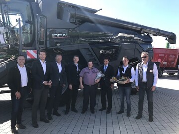 Gruppenbild mit Mähdrescher (v. l.): Rudolf Setzer (Werkbeauftragter Fendt Erntetechnik für die Region Ostbayern und Sachsen), Marcus Pöllinger (Vorstandsmitglied BayWa AG), Tilo Dörfler (BayWa Technik Regionalleiter Sachsen West), Reinhold Bichle (Spartengeschäftsführer Technik Sachsen), Christopher Nauke (Lohnunternehmer), Oliver Hofmeister (Leiter BayWa Geschäftsbereich Agrartechnik), Paul Schröder (Verkäufer BayWa), Manfred Pröbstle (Regionalvertriebsleiter Fendt Süddeutschland).