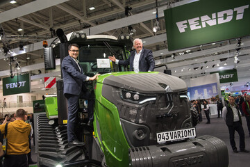 �ber die Auszeichnung "Maschine des Jahres 2018" in der Kategorie "Traktoren XXL" freuen sich Roland Schmidt, Vice President Fendt Marketing und Peter-Josef Paffen, Vice President und Vorsitzender der Fendt Gesch�ftsf�hrung (v.l.)