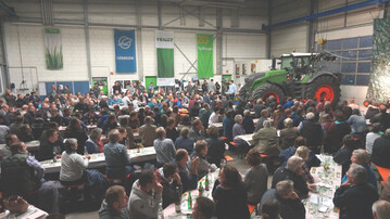 Zahlreiche Besucher verfolgten bei einer Gro�veranstaltung in der ZG-Niederlassung in Haltingen die Einf�hrung des Fendt Vario 1000.