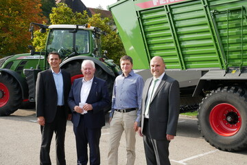 Besuch des Standortes Waldstetten am 28.09.2017 (v. l.): Marc Matth�us (Vice President & General Manager Global Green Harvesting), Peter-Josef Paffen (Vorsitzender der AGCO/Fendt Gesch�ftsf�hrung), Karsten Schulz (Werkleiter Waldstetten) und Michael Kusch (B�rgermeister Waldstetten).