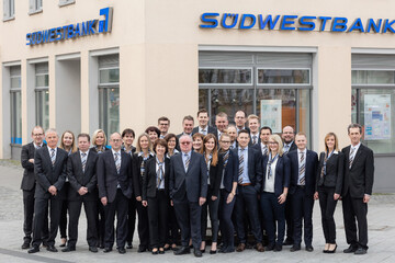 Gerhard Loser, Marktbereichsleiter der Region Bodensee-Oberschwaben und Filialleiter der S�dwestbank in Ravensburg (rechts au�en), freut sich mit seinem Team �ber den Sieg beim neuen DIN-Bankentest.