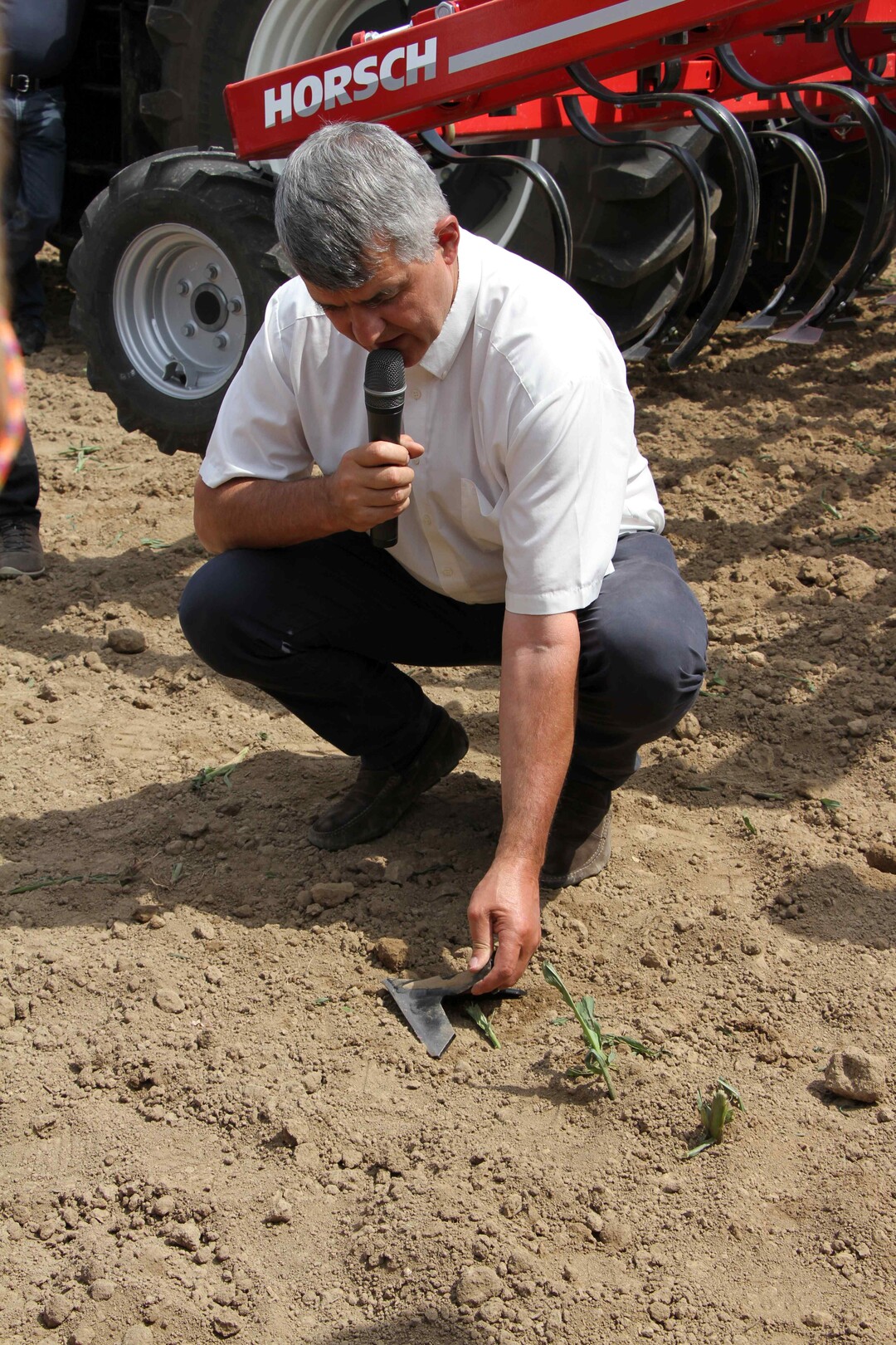 Michael Horsch erkl�rt weshalb der richtige Anstellwinkel des Federzinkens so wichtig ist.