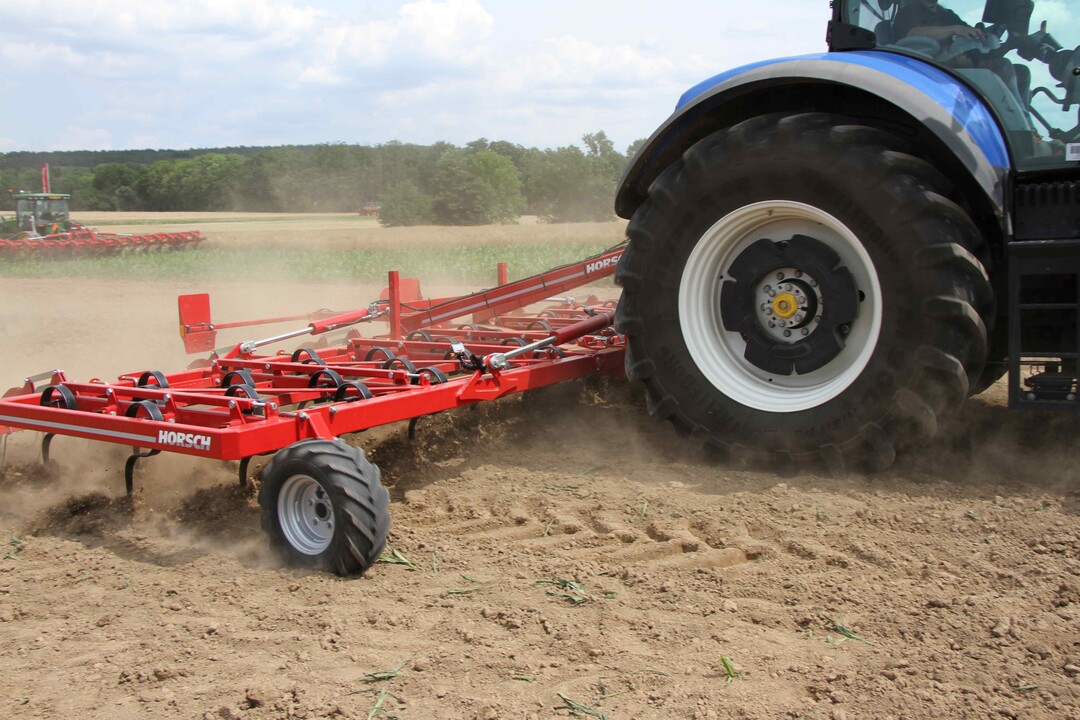 Hauptaufgabe ist das flache Schneiden von Unkr�utern, Ausfallgetreide oder
Zwischenfr�chten.