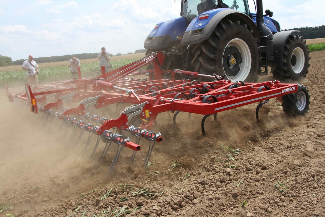 Dem Zinkenfeld folgt ein 2-balkiger Striegel, der noch mehr
abgeschnittenes Pflanzenmaterial aus der Erde entfernt.