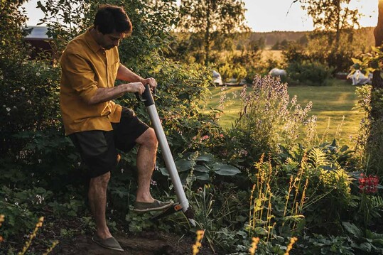 Profitieren Sie von den Fiskars Produktinnovationen 2021: Mit der neuen Kategorie Bepflanzen sorgt das Unternehmen wieder für 100% Happiness in deutschen Gärten. Setzen Sie Kaufimpulse im Bereich Bepflanzen, Bewässerung und Schneidwerkzeuge und erschließen Sie Potenziale für jeden Preis- und Qualitätsanspruch.
Mit dem neuen Fiskars Xact™ Pflanzer mit Stiel können Zwiebeln und kleine Setzlinge ergonomisch gepflanzt werden – hinknien oder bücken ist nicht notwendig. Mit einem einzigen Werkzeug kann in wenigen Handgriffen ein Loch gegraben, die Zwiebel platziert und wieder mit Erde bedeckt werden.
Der haltbare, leichte Aluminiumstiel hat ein Klingenende und ein Trittpedal zum mühelosen Graben von Löchern. Ein Verriegelungsmechanismus am Trittpedal hält die Klinge offen, so dass man die Zwiebel für eine perfekte Platzierung durch die Oberseite des Pflanzgefäßes fallen lassen kann