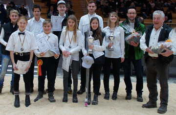 Super Jungz�chter mit den Preisrichtern (von re.) Franz B�chlmaier und Johannes Vogel, sowie den Siegerinnen Carolin Streng (21, Bayern) und Ann-Kathrin Linder (14) aus Vellberg