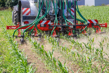 F�r die Saison 2021 bietet Fliegl ab sofort sechs- und achtreihige Hackger�te (Dexter 6 und 8) zur G�lleeinarbeitung an.