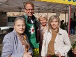 Stuttgarts Erster Bürgermeister mit Kundinnen beim Erntedank-Wochenmarkt am Samstag, 6. Oktober 2018, vor der Stiftskirche in Stuttgart