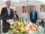 Farbiger Auftakt beim 35. Erntedank-Wochenmarkt am Samstag, 1. Oktober 2016, in Stuttgart – Bürgermeister Michael Föll (links) erinnert an die über 700-jährige Tradition der Stuttgarter Wochenmärkte.