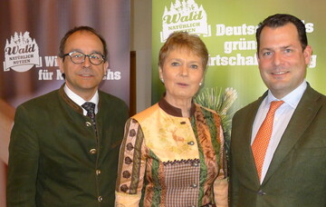 Die Protagonisten der Forstkammer-Mitgliederversammlung (v. l.): Forstkammerpr�sident Roland Burger, Staatssekret�rin Friedlinde Gurr-Hirsch und AGDW-Pr�sident Philipp Freiherr zu Guttenberg. 