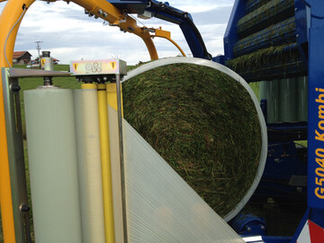 Das Folie & Folie (F&F)-Wickelsystem nutzt eine besonders breite Polyethylenfolie namens Baletite, um den Inhalt der Siloballen zusammenzuhalten, bevor der Ballen in Folie gewickelt werden. Dabei wird statt einem Ballennetz eine Polyethylenfolie eingesetzt, um den Ballen zu binden.