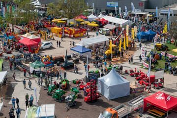 Treffpunkt Forst live: T�glich vom
31. M�rz bis 2. April von 9 bis 17.30
Uhr zieht es jede Menge Besucher
auf die Messe nach Offenburg. Die professionellen Maschinenvorf�hrungen
im Freigel�nde sind ein
Publikumsmagnet.