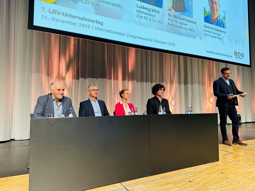 Im Forum II sprachen (v.l.) Landwirt Gerhard K�mmerer aus dem Main-Tauber-Kreis; Ludwig Wild, Milcheinkauf Zott SE&Co. KG.; Dr. Julia Adou, Direktor Sustainibility ALDI S�d und Prof. Michael Schmid, Hochschule N�rtingen mit Moderator und BWagrar-Chefredakteur Guido Krisam.&nbsp;