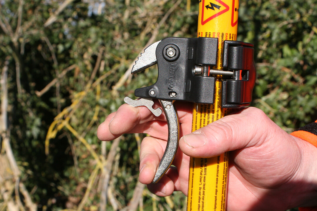 Sicherung des Ausl�sers. Erst durch aktives Dr�cken nach oben wird der Ausl�ser
freigegeben.