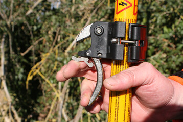 Sicherung des Ausl�sers. Erst durch aktives Dr�cken nach oben wird der Ausl�ser
freigegeben.