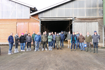 Christian L�schow (5. v. r.) und Manfred Eggers (rechts) f�hrten durch die Informationsveranstaltung in Aurich. 