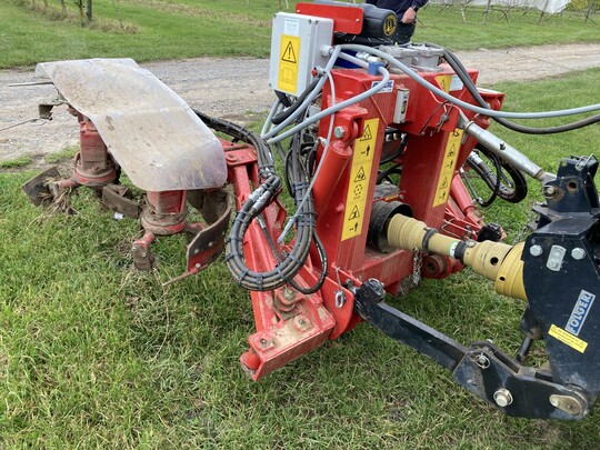 Zur mechanischen Pflege des Baumstreifens hat sich das Ladurner Gerät im Öko-Obstbau seit vielen Jahren bewährt.
