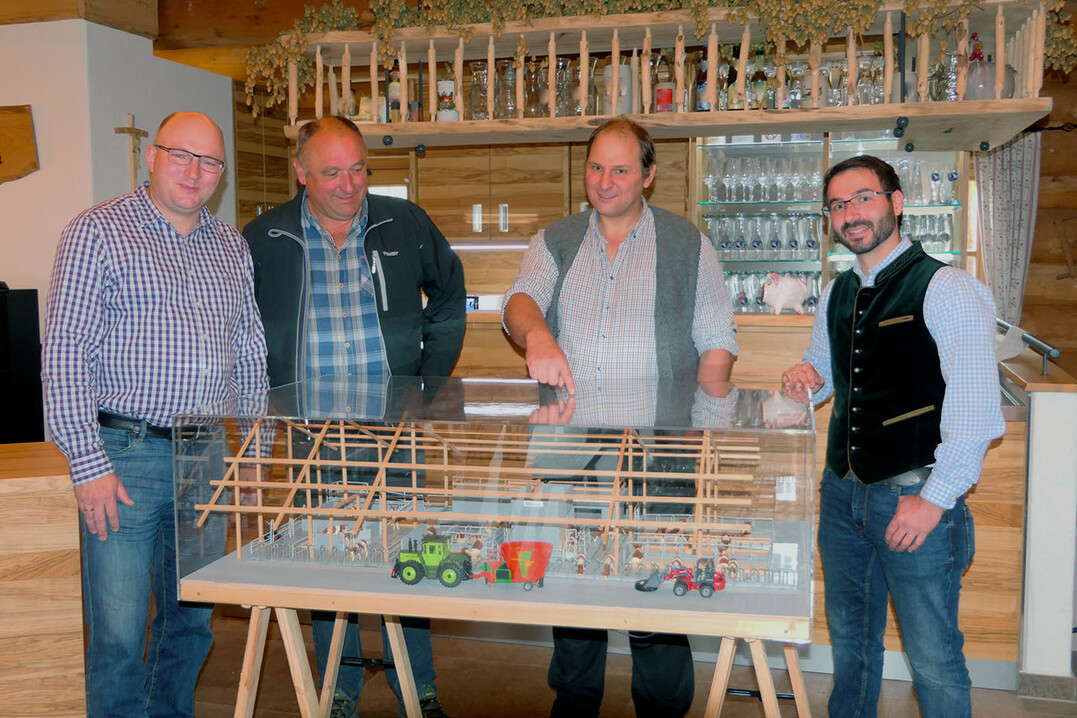 In einem Betrieb in Mauern diskutierten die Teilnehmenden über die novellierte Unfallverhütungsvorschrift VSG 4.1. Michael Miller, Peter Wametsberger und Georg Lang, Präventionsexperten der SVLFG, zeigten Landwirt Manfred Kögel (2. v. l.) ein Modell.