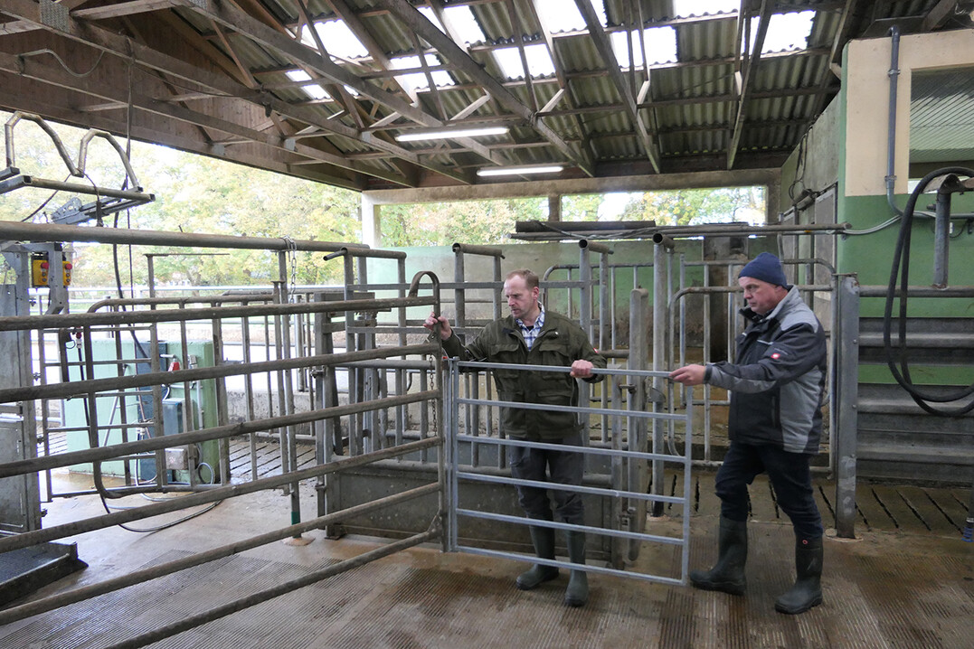 Gemeinsam mit dem Präventionsexperten Manfred Eggers (rechts) zeigte Dirk Schimmelpfeng, wie er die VSG-4.1-Regelungen auf seinem Betrieb in der Praxis umsetzt.