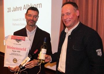 Von Anfang an mit dabei: Landwirt Helmut Holzschuh (r.) und der Pflanzenbauberater des Landratsamts Reutlingen, Wendelin Heilig.