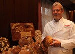 Bäckermeister und Albkorn-Gründungsmitglied Klaus-Dieter Glocker von der gleichnamigen Bäckerei in Gomadingen mit einer Auswahl von Albkorn-Backwaren.