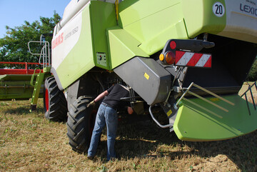 Wird die Verstopfung per Hand beseitigt, besteht h�chste Unfallgefahr! Erste Regel in solchen F�llen: Vorher den Motor sowie alle Antriebe abschalten und den Nachlauf abwarten!