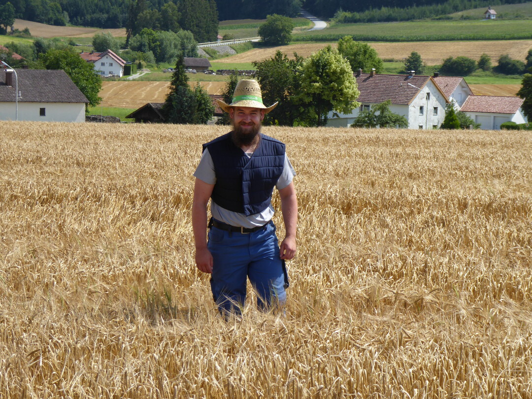 Matthias Prebeck aus Hailing in Niederbayern ist in der Saatgutvermehrung tätig. Vor UVStrahlung und übermäßiger Hitze bei der Arbeit schützt er sich mit einem breitkrempigen Hut
und Kühlfunktionskleidung.