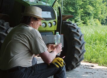 F�r Senioren, die noch im Betrieb mitarbeiten, sind besonders an hei�en Tagen h�ufige kleine Erholungspausen im Schatten wichtig.