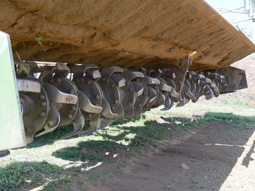 Es bleibt eine gewisse Fr�ssohle. Was andere kritisieren, findet H�gler positiv: Die Bodenkapillaren werden geschlossen, die Verbindung vom Boden zum aufliegenden Gr�nmaterial wird unterbrochen. Dieses stirbt ab.