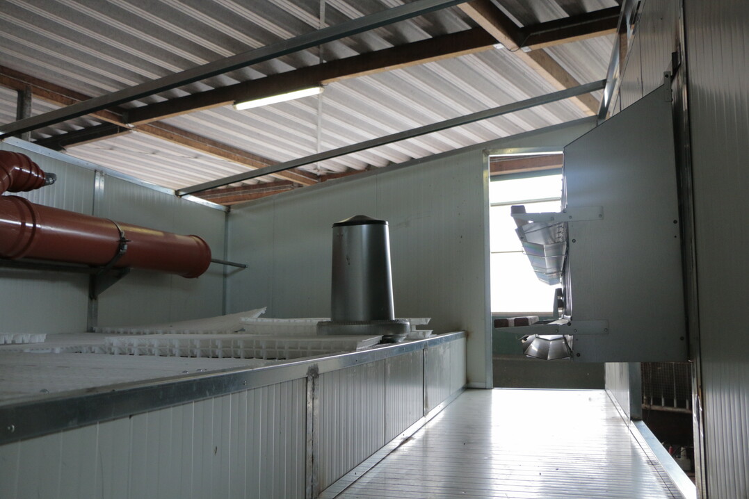 Die freie Konstruktion eines Stalls im Längssystem in der Bauphase: Zu erkennen ist die Kotgrube und der Wassertank aus 300er- KG-Rohr, das hochwertige Etagennest sowie das grundlegende Prinzip aus Profilen und Sandwichplatten, aus denen auch der Boden besteht.