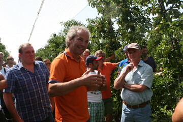 Klaus Wenzler (2. v. l.) ist einer der wenigen Obstbauern am Bodensee, die ihre Anlagen zum Schutz vor Frost beregnen k�nnen. Dazu nutzt er das Wasser der Argen. Beim Infotag erl�uterte er seine Vorgehensweise.