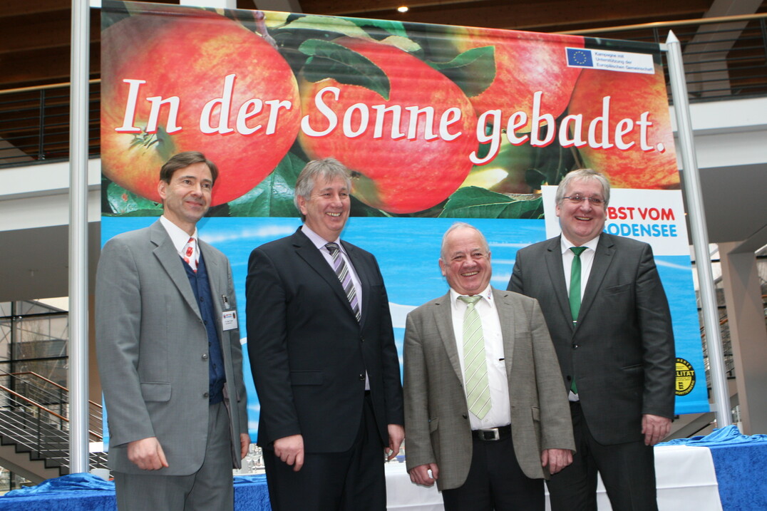 Trotz schlechtem wirtschaftlichen Umfeld freut sich die Branche auf der Messe Fruchtwelt Bodensee, gibt sie doch Gelegenheit, die St�rken des heimischen Obstbaus zu pr�sentieren: (v.l.) MaBo-Gesch�ftsf�hrer Dr. Egon Treyer, Helwig Schwartau von der AMI, Obstregons-Vorsitzender Helmut J�ger und Jens Stechmann, Vorsitzender des Bundesausschusses Obst und Gem�se. 