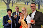 Die ReferentePressekonferenz zur Fruchtwelt Bodensee mit (v. l.) Projektleiterin Petra Rathgeber, Obstregions-Geschäftsführer Eugen Setz, Apfelkönigin Jennifer Kreinacker und dem Tettnanger Maschinenring-Geschäftsführer Hubert Hengge. ubert Hengge,